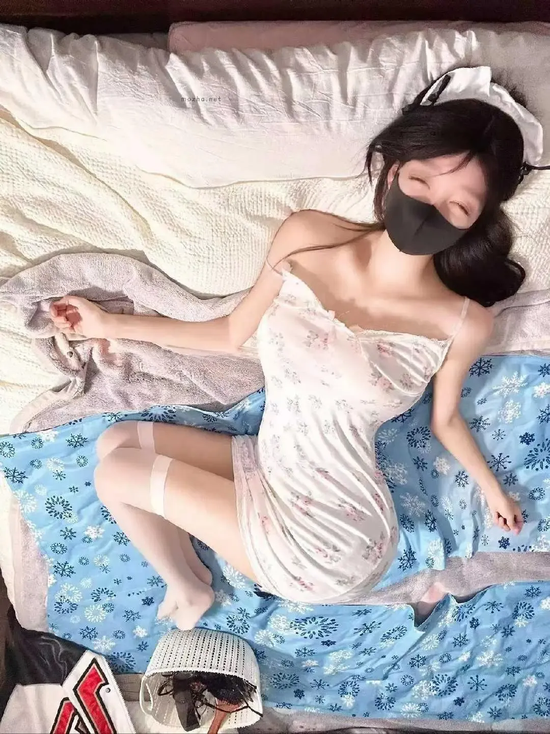 桂芬坐拍 – 蓝色床上的碎花裙【14P】